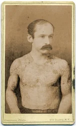 Kabinettskarte eines tätowierten Mannes, ca. 1899